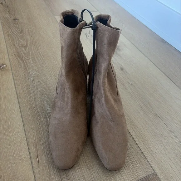 Donald Pliner Women's Giddie Heeled Ankle Booties Size 10 Brown Suede - Picture 2 of 10